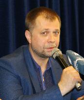 Donetsk republic "prime minister" meets reporters