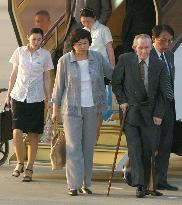 Ex-abductee Soga's family arrives at Haneda, July 2004