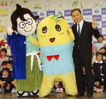 Funassyi, Funaemon pose for photo with Funabashi mayor