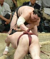 Yokozuna Harumafuji suffers 3rd loss at summer sumo