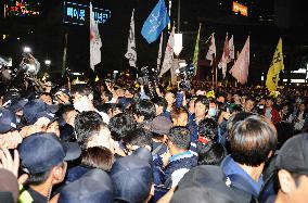 Riot police, ferry disaster protesters collide in Seoul