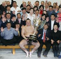 Hakuho wins 29th Emperor's Cup