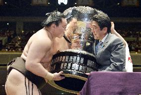 Hakuho receives Prime Minister's Cup