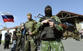 Pro-Russian militants gather outside Akhmetov's home