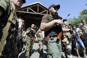 Pro-Russian militants surround Akhmetov's home