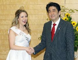 U.S. Cherry Blossom Queen pays courtesy call to Abe