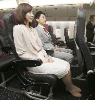 JAL's remodeled B777-200