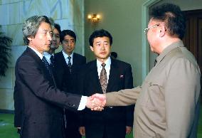 Koizumi, Kim shake hands before summit meeting in 2002