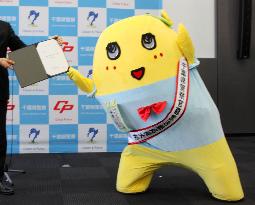 Look-alike of Funassyi mascot acts out in Hyogo Pref.