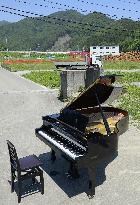 Tsunami-damaged piano returns to elementary school