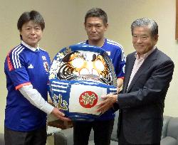 Japan soccer leader gets lucky charm for World Cup finals