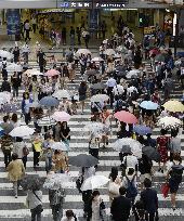 Rainy season starts in central to western Japan