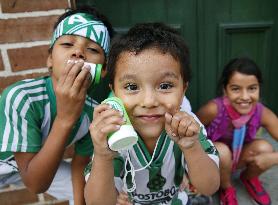 Colombian children rooting for local club