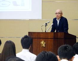 Tokyo police deputy chief at cyber security seminar