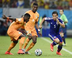 Nagatomo dribbles through Ivory Coast defense