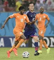 Yoshida chases Gervinho in Japan-Ivory Coast