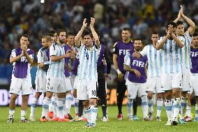 Argentine footballers respond to crowd at Maracana