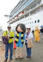 Tourists get picture taken with 'GeGeGe no Kitaro'