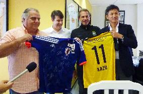 'Kazu' exchanges jerseys with Santos FC President