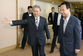 Keidanren chief meets economic policy minister Amari