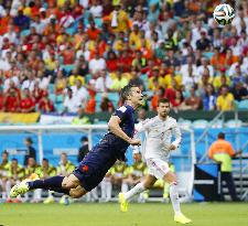 Netherlands' van Persie scores glorious flying header