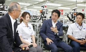 Abe talks with plant workers in Saitama Pref.