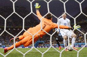 Suarez leads Uruguay to 2-1 win over England