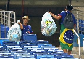 Japanese supporters picking up trash