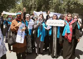 Abdullah supporters cry fraud in Kabul