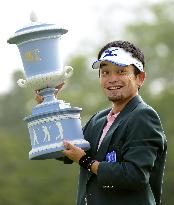 Takeya shows off Japan Golf Tour Mori Building trophy