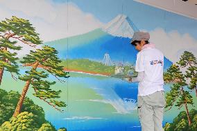 Painter draws Mt. Fuji impromptu at Fuji-Q Highland