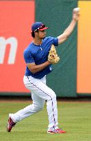 Darvish practices left-handed before Twins game