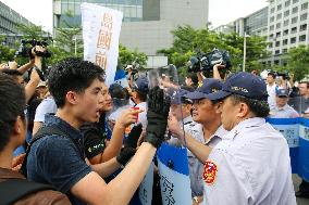 Protesters squabble with police over cross-strait talks