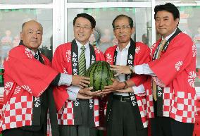 Farmers in Tottori Pref. begin exporting watermelons to H.K.