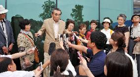 Japanese speak to press in Pyongyang on grave visits