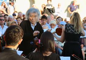 Conductor Ozawa takes the baton in Europe