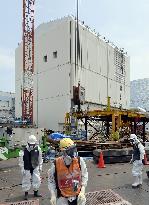 Workers around Fukushima Daiichi No. 1 reactor building