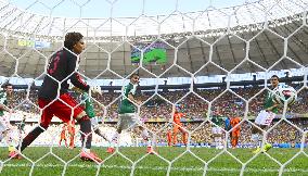 Netherlands beat Mexico 2-1