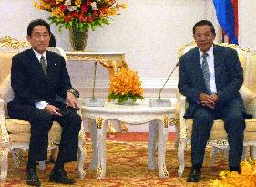 Japanese foreign minister meets with Cambodia Prime Minister Hun Sen