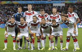 Germany defeat Algeria 2-1