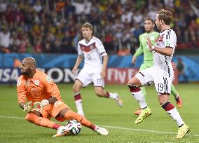 Germany defeat Algeria 2-1