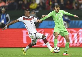 Germany defeat Algeria 2-1