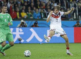 Germany defeat Algeria 2-1