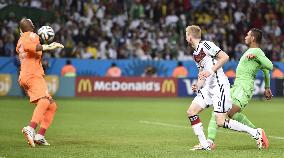 Germany defeat Algeria 2-1