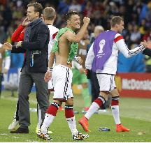 Germany defeat Algeria 2-1