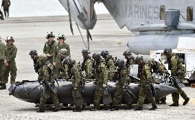 GSDF members carry landing boat in joint drills with U.S.