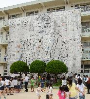 School kids draw real-size image of Great Buddha statue