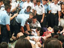 H.K. police break up pro-democracy sit-in, arrest 511