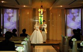 Mock wedding ceremony features hologram projection