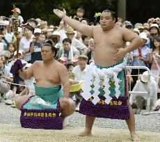 Kakuryu performs ring-entering ceremony in Nagoya